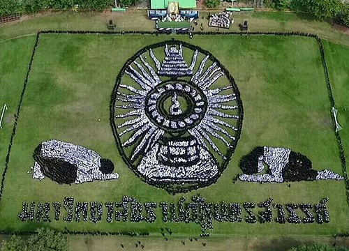 ม.ราชภัฏนครสวรรค์แปรอักษรตราพระราชลัญจกร