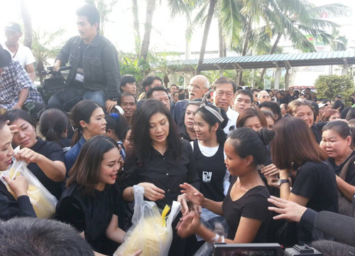 ยิ่งลักษณ์ขายข้าวช่วยชาวนาแฟชั่นไอส์แลนด์
