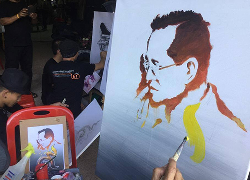 ศิลปินสุรินทร์สร้างผลงานศิลป์ถวายในหลวง