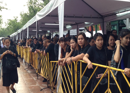 ปชช.ยังรอเข้าสักการะพระบรมศพอย่างเนืองแน่น