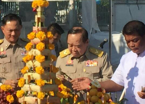 ประวิตรวางศิลาฤกษ์ก่อสร้างฟื้นฟูเมืองชุมชนดินแดง