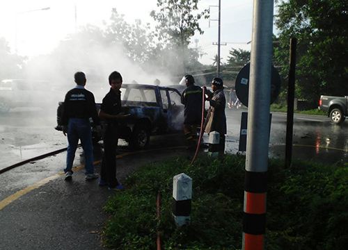 ไฟไหม้ห้องเครื่องรถกระบะที่จ.พัทลุงเสียหายทั้งคัน