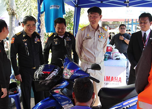 ชาวสุรินทร์นำรถตรวจสภาพก่อนลุยหยุดยาวปีใหม่