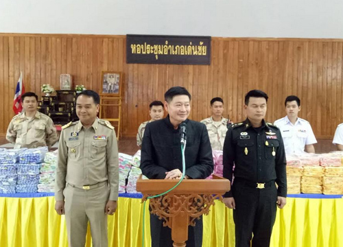 รองประธาน สนช.มอบครื่องกันหนาวที่เด่นชัย