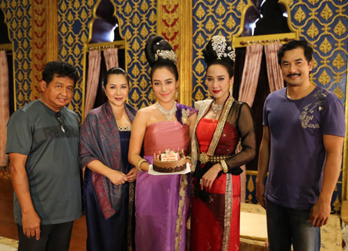 เปรี้ยวยิ้มแก้มปริผกก.ยกเค้กเซอร์ไพรส์วันเกิด