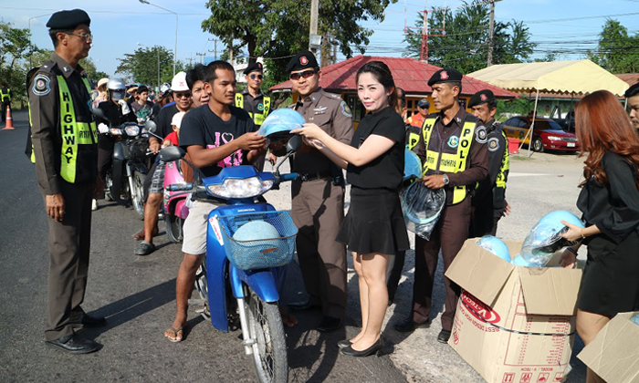 ตำรวจทางหลวงประจวบฯ รณรงค์ลดอุบัติเหตุปีใหม่เร่งแจกหมวกกันน๊อคชาวบ้าน