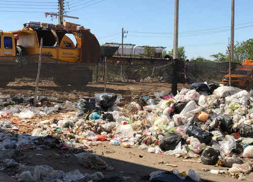 ครู-น.ร.สุรินทร์โวยกองขยะเทศบาลต.ศีขรภูมิส่งกลิ่น