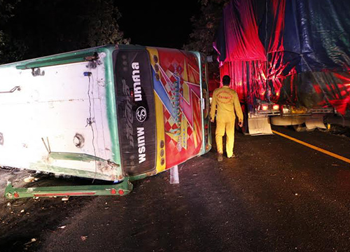 บัสรับส่งน.ศ.สจล.คว่ำที่กำแพงเพชรเจ็บ47