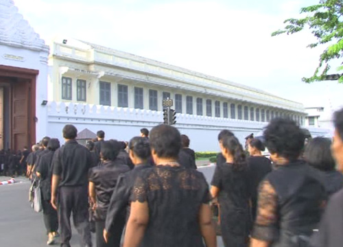 ปชช.ทยอยเดินทางเข้าแถวรอเข้ากราบพระบรมศพ
