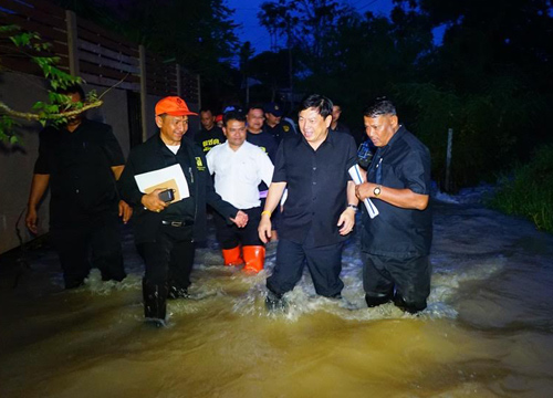 ผู้ว่าฯพัทลุงลงพื้นที่น้ำท่วมต.ชะมวงอ.ควนขนุน