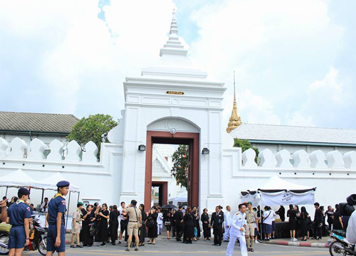 สิงห์บุรีสุพรรณบุรีอุบลฯอ่างทองคิวกราบพระบรมศพ