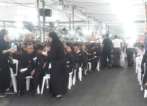 ปชช.ต่อแถวกราบพระบรมศพแน่น-เข้มจุดคัดกรอง