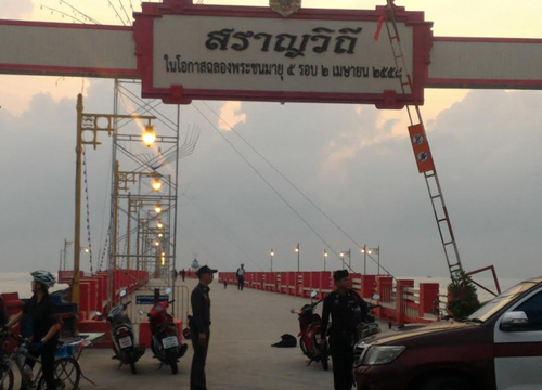 ชาวประจวบฯโวยพบคนทิ้งขยะเกลื่อนสะพานสราญวิถี