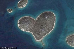 ทั่วโลกคลั่ง เกาะหัวใจ ฉลองเทศกาลวาเลนไทน์