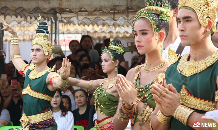ฮือฮา ณเดชน์ ญาญ่า ทำพิธีบวงสรวงที่คำชะโนด เกิดพระอาทิตย์ทรงกลด