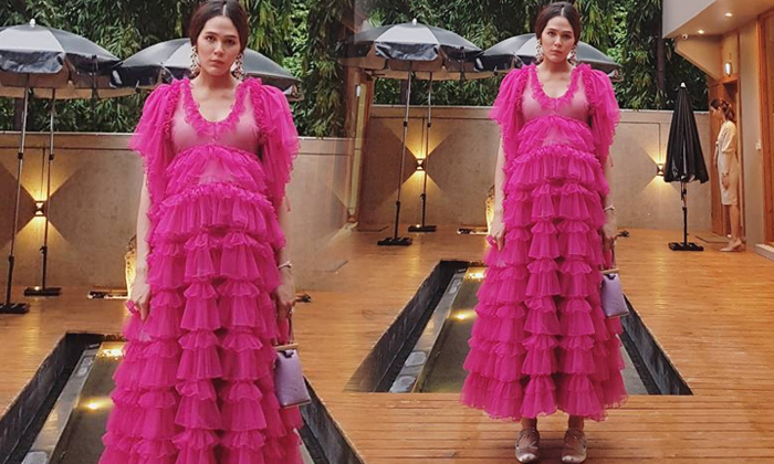 ชมพู่ สวยปังในชุดสีชมพู ควงสามีไปดินเนอร์ ก่อน 8 วันคลอดตี๋แฝด