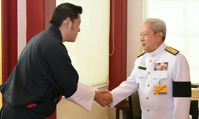 กษัตริย์จิกมี เสด็จถึงไทยร่วมพิธีถวายพระเพลิงฯ ในหลวง ร.9