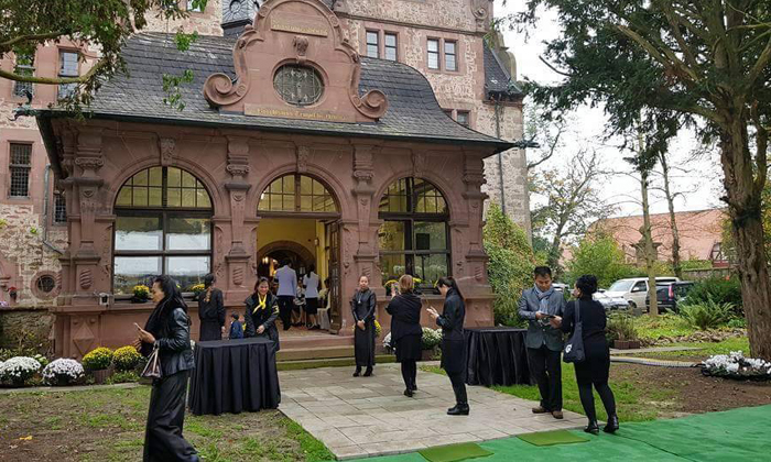 บรรยากาศถวายดอกไม้จันทน์จากเยอรมัน และญี่ปุ่น