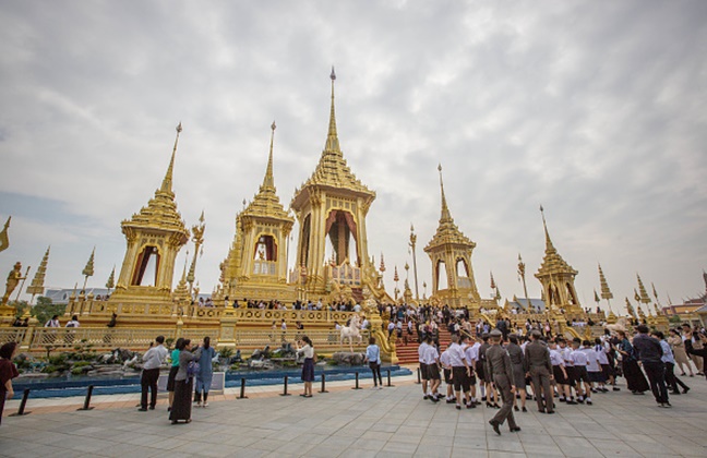 มองสถานะของ “พระเมรุมาศ” ผ่านดรามา “ถ่ายรูปชูสองนิ้ว”