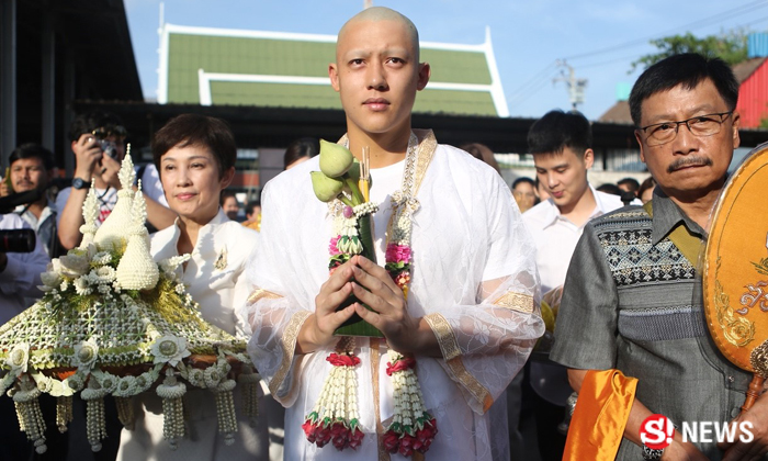 งานบวช หมาก ปริญ ขบวนแห่นาคคึกคัก โปรยทานครึกครื้น