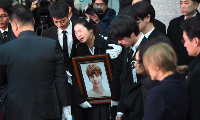 สุดเศร้า สมาชิกวง SHINee​ ร่วมพิธี​เคลื่อน​ย้ายโลงศพ​ \