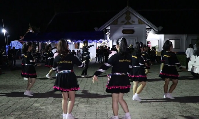 งานศพสะอื้นอ่อนช้อย รวมตัวรำวงย้อนยุคหน้าศพแม่ค้าลอตเตอรี่