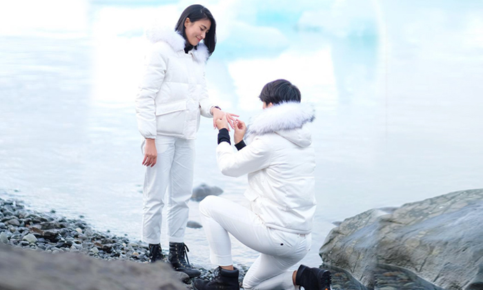 โรแมนติก พุฒ คุกเข่าขอ จุ๋ย วรัทยา แต่งงาน ท่ามกลางหิมะขาวโพลน