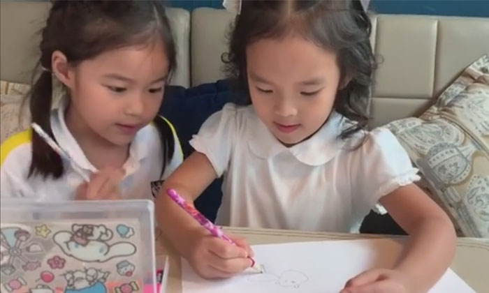 น้องณิริน-น้องปีใหม่ อวดโมเมนต์น่ารัก พี่สอนน้องวาดรูป อบอุ่นมาก (คลิป)