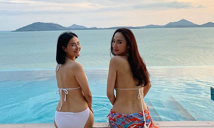 อั้ม พัชราภา โชว์แผ่นหลังนวลเนียน ทริปเที่ยวทะเลกับเพื่อนซี้