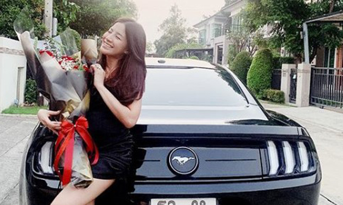 ใบเตย อาร์สยาม อวดดอกไม้ช่อโต แต่เลขทะเบียนรถสวยเด่น แฟนคลับแห่ตีเลขเด็ด