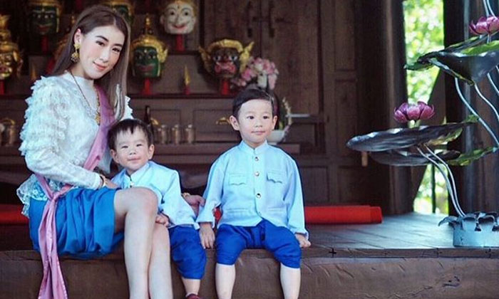 น่ารักมาก เอิร์น จิรวรรณ พาลูกๆ แต่งชุดไทยสมัยร.5