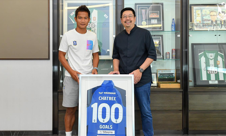 ปธ.บีจี ปทุมฯ มอบเสื้อที่ระลึกฉลอง 100 ประตู  \