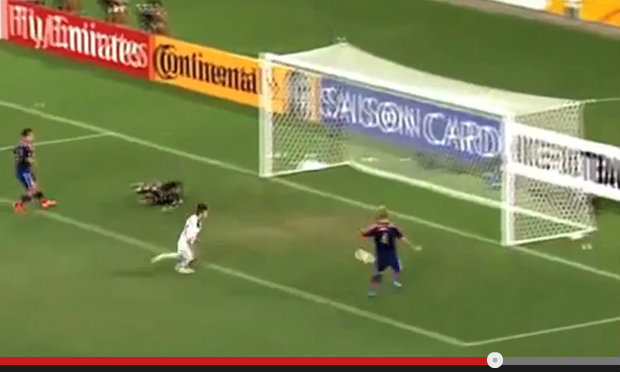 ชมคลิป “ฮอนดะ” ซัดบอลชนเสาทั้งๆที่ประตูโล่ง